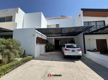 Casa · 280m² · 4 Recámaras · 3 Estacionamientos · Casa en Juriquilla