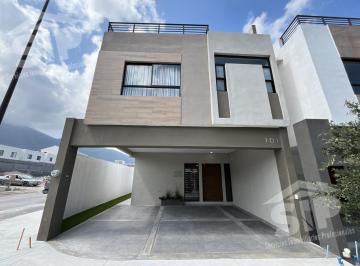 Casa · 240m² · 4 Recámaras · 2 Estacionamientos · Casa en Venta en Dominio Cumbres