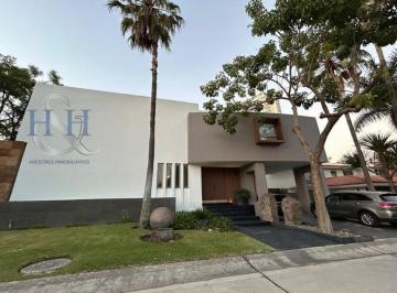Casa en condominio de 3 habitaciones, Zapopan · Residencia de Lujo con Alberca en Puerta de Hierro
