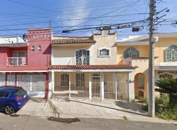 Casa de 4 habitaciones, San Pedro Tlaquepaque · Amplia Casa en El Tapatio Tlaquepaque en Remate