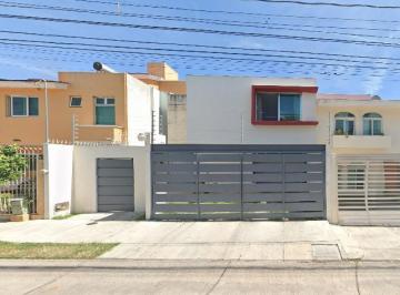 Casa de 4 habitaciones, Zapopan · Amplia Casa en Jardines Vallarta en Remate