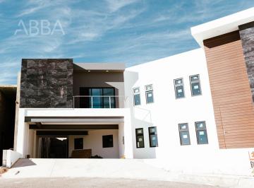Casa · 592m² · 5 Recámaras · 4 Estacionamientos · Casa en Fraccionamiento Vistas de Las Lomas