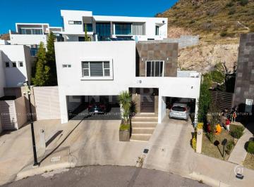 Casa · 366m² · 3 Recámaras · 3 Estacionamientos · Casa en Venta en Fraccionamiento Mision del Valle II Chihuahua, Chih.