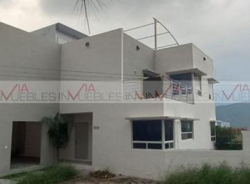 Casa · 340m² · 4 Recámaras · 2 Estacionamientos · Casa en Venta en Monterrey