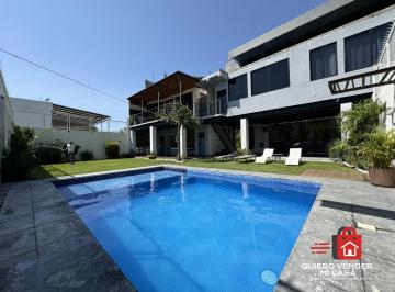 Casa · 330m² · 5 Recámaras · 4 Estacionamientos · Casa en Venta en Tequesquitengo con Vistas Al Lago.