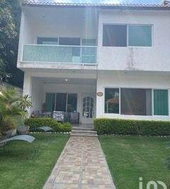 Casa · 226m² · 5 Recámaras · 2 Estacionamientos · Yautepec Casa con Alberca Venta