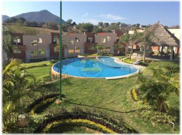 Casa en condominio de 3 habitaciones, Xochitepec · Casas de 3 Recámaras con Alberca, Cocineta, Terraza con Asador