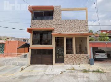 Casa · 4 Recámaras · 1 Estacionamiento · Se Vende Bonita y Espaciosa Casa de 2 Pisos con Varios Desniveles en La Colonia Electricistas, Campe