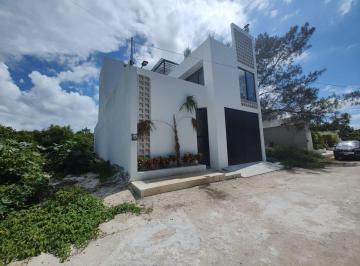 Casa · 324m² · 3 Recámaras · 2 Estacionamientos · Casa en Venta en Chicxulub Puerto, Amueblada y Decorada Tercera Fila
