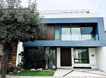 Casa · 311m² · 4 Recámaras · 2 Estacionamientos · Casa con Jardin y Roof Garden en Zona Lomas de Angelopolis en Venta