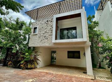 Casa · 360m² · 3 Recámaras · 2 Estacionamientos · Residencia de Tres Niveles en Renta
