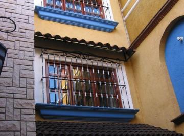 Casa · 411m² · 5 Recámaras · 2 Estacionamientos · Se Vende Casa de Tres Niveles en El Centro de San Pedro Cholula, Puebla