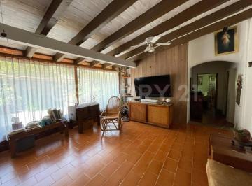Casa · 400m² · 2 Recámaras · 8 Estacionamientos · Venta de Casa Estilo Cuernavaca con Excelente Ubicación