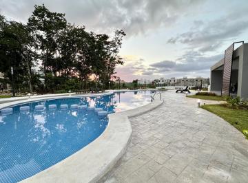 Casa de 2 habitaciones, Solidaridad · Casa en Venta de 2 Recamaras con 2 Baños y Medio en Privada con Alberca a 7 Km de La Playa