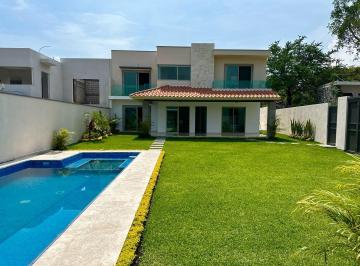 Casa · 200m² · 4 Recámaras · 2 Estacionamientos · Casas Residenciales con Alberca y Jardín Privados en Cuernavaca