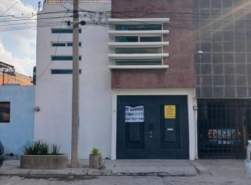 Casa · 224m² · 5 Recámaras · 1 Estacionamiento · Casa en Remate a un Lado de Plaza Sendero