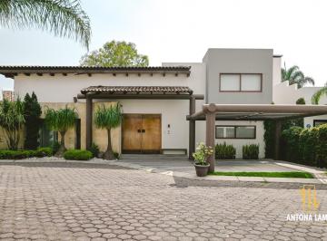 Casa · 555m² · 4 Recámaras · 2 Estacionamientos · Casa en Venta en Fraccionamiento en Calzada Zavaleta, Puebla
