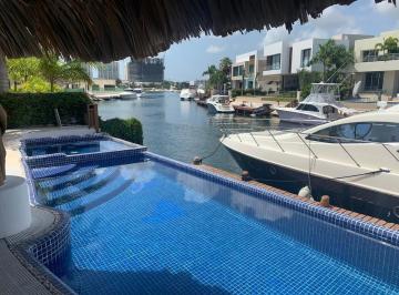 Casa · 1100m² · 5 Recámaras · 6 Estacionamientos · Casa en Venta de 5 Recámaras con Muelle en Residencial Puerto Cancún, Zona Hotelera