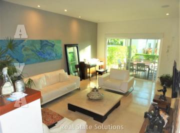 Casa · 370m² · 3 Recámaras · 2 Estacionamientos · Casa en Venta, Amueblada, 3 Recámaras, Roof Top, Piscina, Isla Dorada Zona Hotelera, Cancún