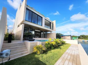 Casa · 566m² · 4 Recámaras · 6 Estacionamientos · Casa en Venta, 4 Recámaras, Roof Top, Piscina, Frente a Canal, La Laguna Puerto Cancún.