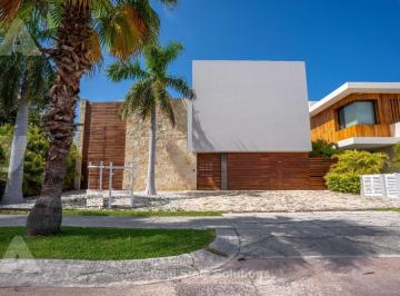 Casa · 593m² · 4 Recámaras · 4 Estacionamientos · Casa en Venta, 4 Recámaras, Muelle, Estudio Tv, Canales Puerto Cancún.