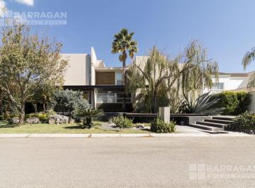 Casa · 720m² · 4 Recámaras · 3 Estacionamientos · Casa en Venta Diseñada por Reconocido Arq. Eduardo Reims en El Campanario