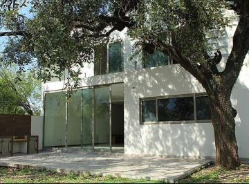 Casa · 447m² · 4 Recámaras · 2 Estacionamientos · Casa en La Joya Residencial