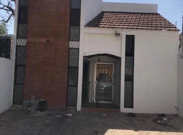 Casa · 280m² · 2 Recámaras · 2 Estacionamientos · Casa en Venta con Uso de Suelo Comercial o Residencial en Centro de Monterrey