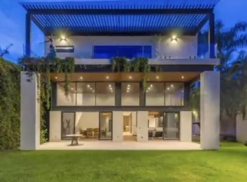 Casa · 960m² · 5 Recámaras · 5 Estacionamientos · Casa en Vista Hermosa Rio Lejano