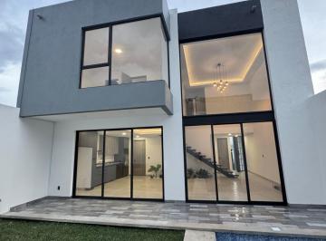 Casa en condominio de 4 habitaciones, Cuernavaca · ¡Casa Estilo Contemporánea con Doble Altura, Alberca y Jardín Propios!