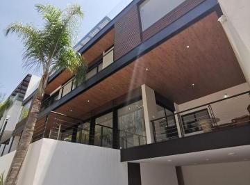 Casa · 352m² · 4 Recámaras · 4 Estacionamientos · Residencia en Venta con Vigilancia y Amenidades