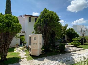 Casa · 1000m² · 7 Recámaras · 1 Estacionamiento · Casa en Club de Golf Tequisquiapan