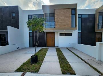 Casa · 184m² · 4 Recámaras · 2 Estacionamientos · Casa en Fraccionamiento Cañadas del Arroyo