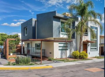 Casa de 3 habitaciones, Corregidora · Casa en Venta en Puerta Real, Estacionamiento Para 4 Autos, 3 Recámaras.