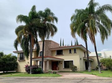 Casa · 857m² · 4 Recámaras · 3 Estacionamientos · Casa en Venta Club de Golf Santa Anita