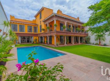 Casa · 600m² · 7 Recámaras · 3 Estacionamientos · Increíble Casa Colonial con Alberca en Cuernavaca – Ideal Para Vivir o Invertir