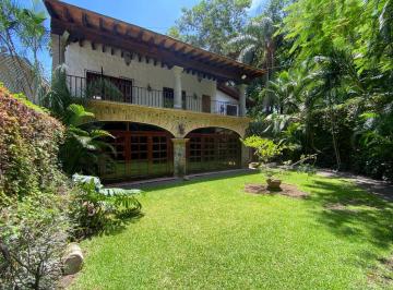 Casa de 4 habitaciones, Cuernavaca · Casa Colonial - Contemporánea con Sala de Doble Altura – Reforma Centro