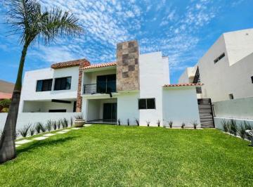 Casa en condominio · 280m² · 3 Recámaras · 2 Estacionamientos · Casa Moderna en Venta Dentro de Condominio con Seguridad en Jiutepec
