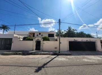 Casa · 442m² · 4 Recámaras · 3 Estacionamientos · Casa en Venta o Renta en Jardines de Mérida