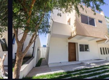 Casa de 4 habitaciones, Zapopan · Casa en Venta en Bosques Vallarta a un Super Precio