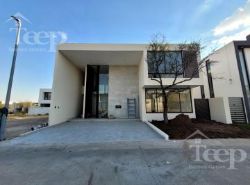 Casa · 320m² · 3 Recámaras · 3 Estacionamientos · Casa en Venta