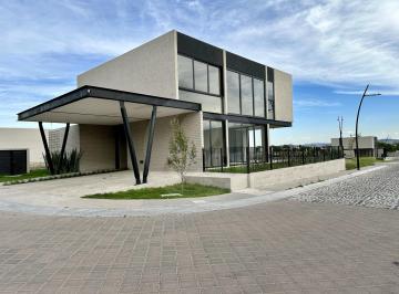 Casa · 275m² · 3 Recámaras · 2 Estacionamientos · Casa en Venta en Lomas del Campanario