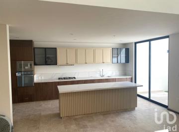 Casa · 245m² · 3 Recámaras · 2 Estacionamientos · Casa en Venta en Fraccionamiento San Ángel IV con Recámara en Pb en San Luis Potosí