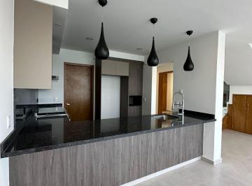 Hermosa casa con excelentes acabados y muy bien distribuida e iluminada dentro d · Casa en Coto Soare, Solares