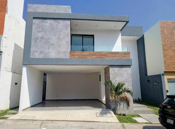 Casa · 223m² · 3 Recámaras · 2 Estacionamientos · Lomas Residencial Casa en Venta con Grandes Espacios, Jardín y Cuarto de Servicio
