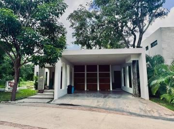 Casa en condominio · 450m² · 3 Recámaras · 2 Estacionamientos · Casa en Venta con Paneles Solares, 3 Recámaras y Alberca en Altozano
