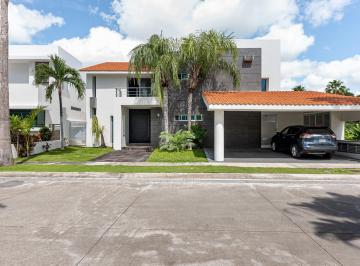 Casa · 550m² · 4 Recámaras · 3 Estacionamientos · Casa en Venta en Villa Magna, Cancún