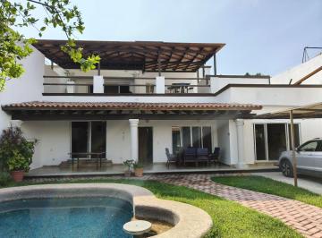 Casa · 550m² · 5 Recámaras · 2 Estacionamientos · Casa en Venta en Fracc. Junto Al Río
