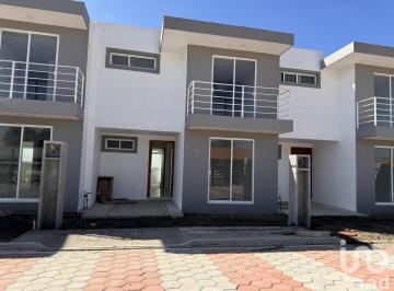 Casa · 110m² · 3 Recámaras · 2 Estacionamientos · Casa con Recamara en Planta Baja Al Sur de Puebla en San Jose Xilotzingo