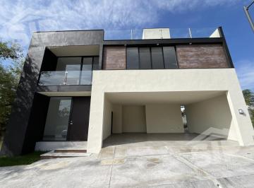 Casa · 392m² · 4 Recámaras · 2 Estacionamientos · Casa en Venta en Arboretto Residencial Santiago N. L